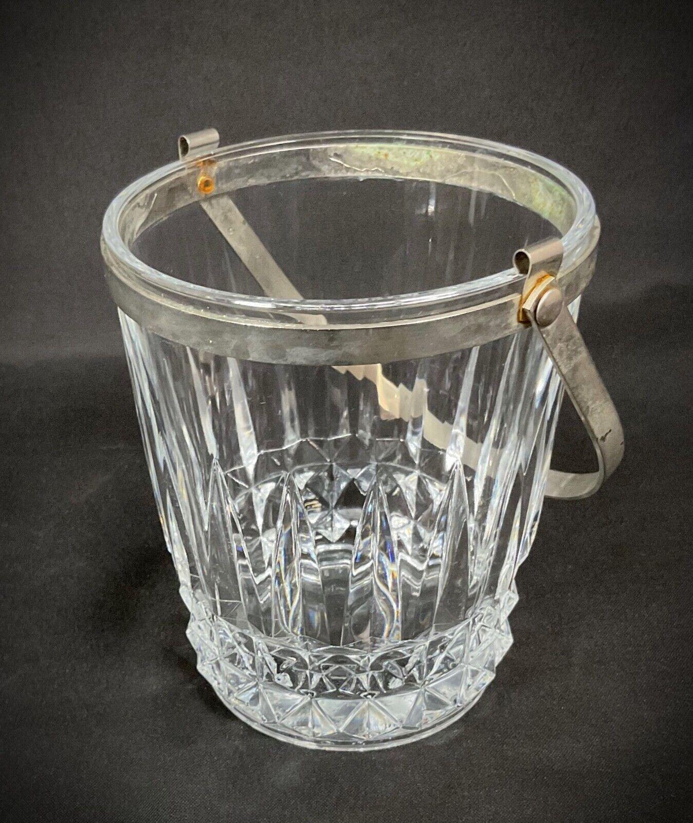 Questo secchiello per il ghiaccio in vetro vintage del XX secolo con un design simmetrico è un'aggiunta affascinante a qualsiasi tavola o collezione di cucina. Con un'altezza di 13,5 cm e un diametro di 11,5 cm, questo elegante secchiello per il