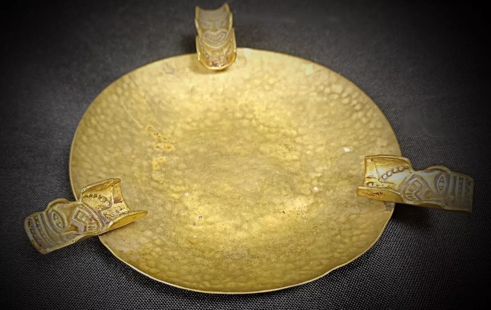 Dieser Aschenbecher aus gehämmertem Messing aus dem 20. Jahrhundert oder früher ist ein schönes Beispiel für Handwerkskunst, das jedem Ambiente einen Hauch von zeitloser Eleganz verleiht. Ob als Aschenbecher oder als Dekorationsstück, er verkörpert