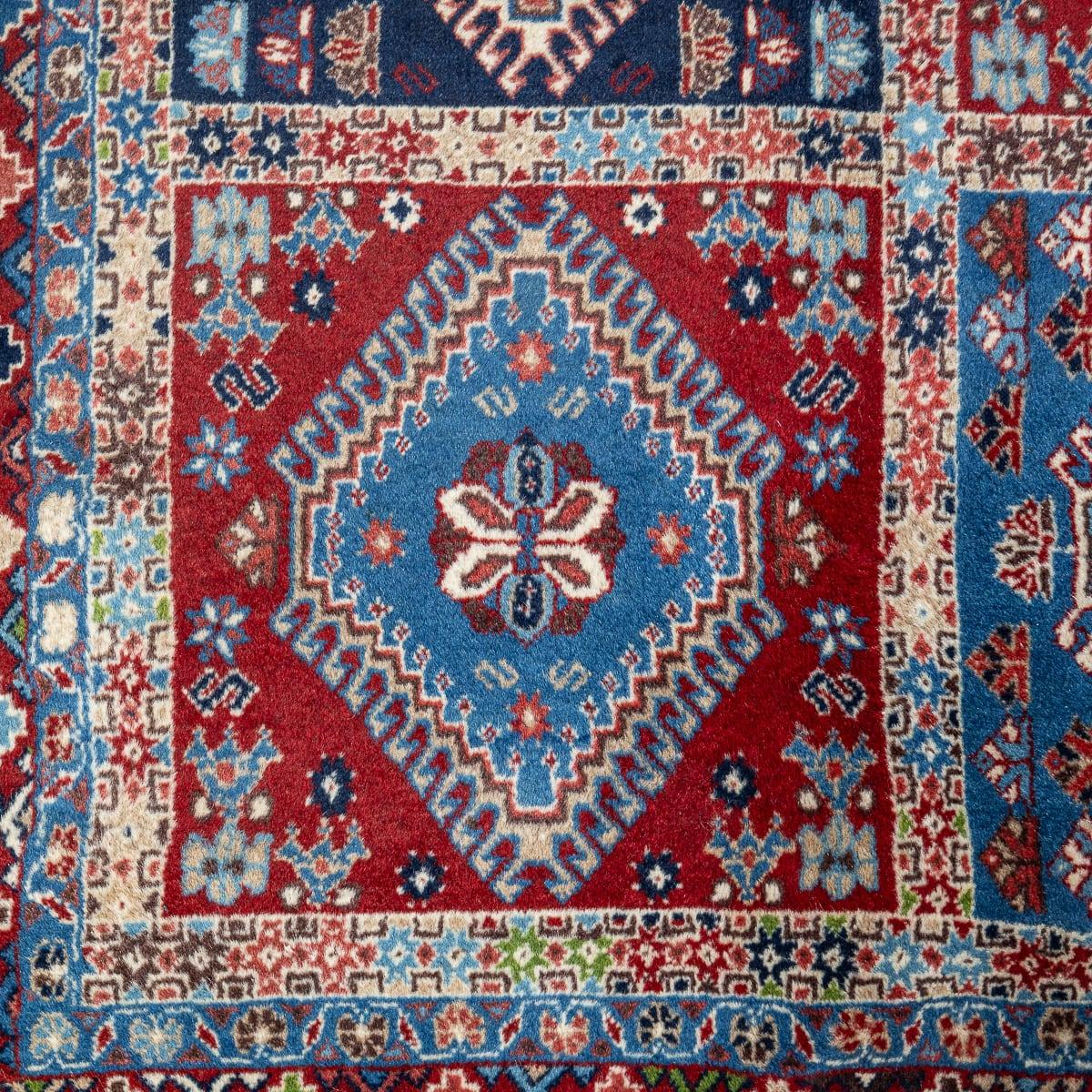 Vintage 20th Century handmade Persian Yalameh rug, featuring a central medallion within a box pattern, this fine rug is unique rectangular in shape. Il présente de nombreux détails complexes qui ajoutent à son caractère distinctif. Une merveilleuse