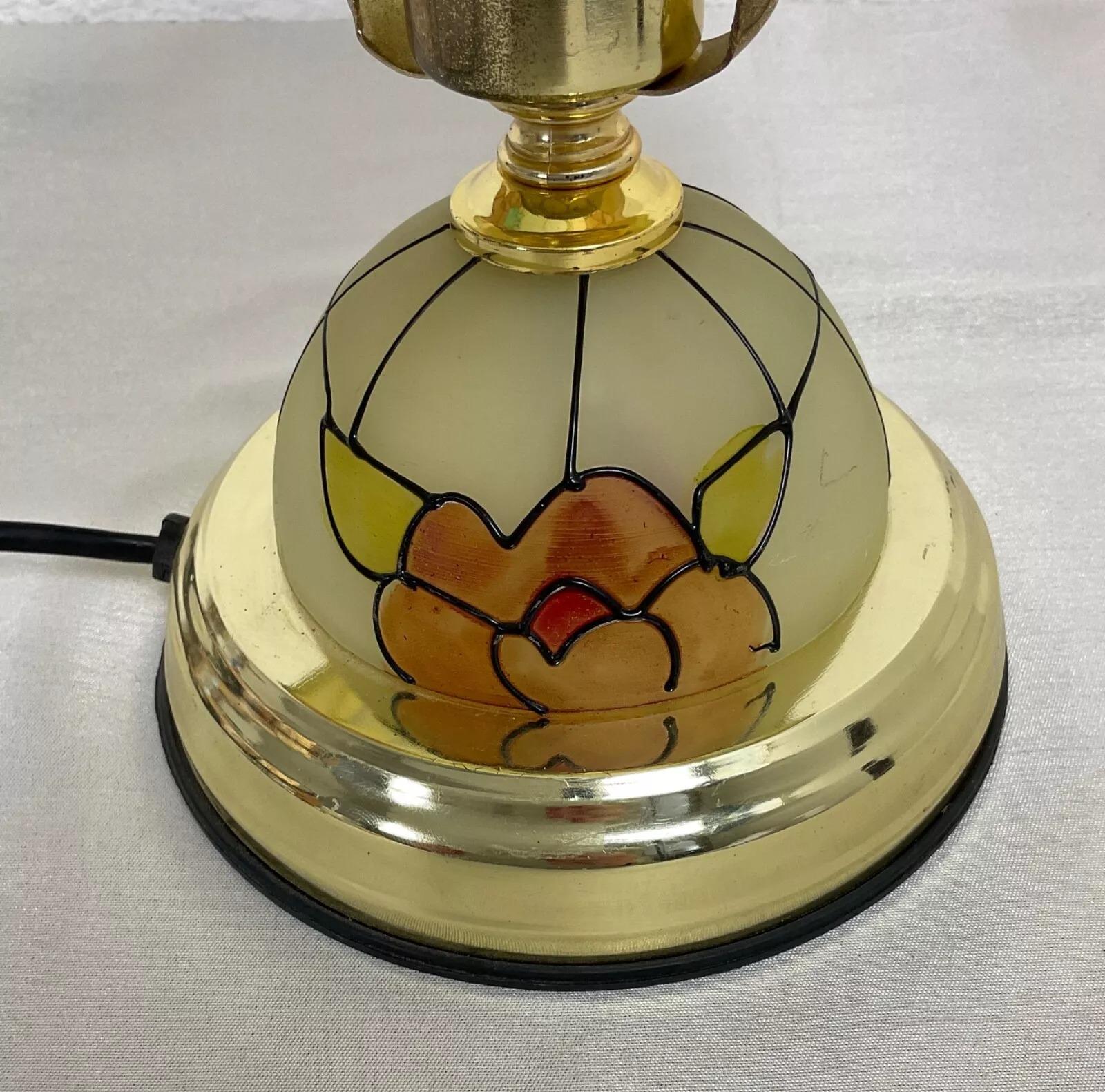 Cette lampe vintage du 20e siècle en forme de champignon, faite à la main, est un objet d'art décoratif charmant et fonctionnel. Mesurant 28,5 cm de haut et 14 cm de diamètre, elle pèse 964 g. Son design floral et sa fonctionnalité tactile avec