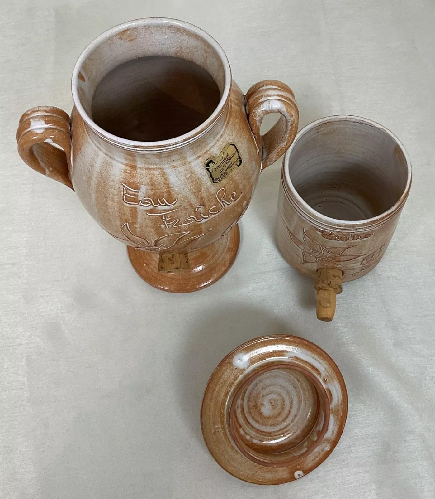 Esta fuente vintage de cerámica artesanal del siglo XX de Vallauris es una pieza decorativa extraordinaria que combina funcionalidad y arte. Con unas medidas de 45 cm de altura, 15 cm de diámetro y 21 cm de longitud, esta elegante fuente pesa 2,218