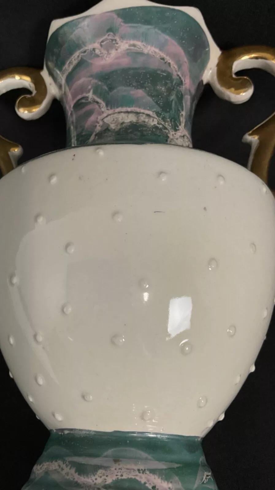 Questo vaso vintage in ceramica italiana del XX secolo, con un bellissimo paesaggio decorato, è un'aggiunta affascinante a qualsiasi collezione. Con un'altezza di 25 cm e un diametro di 14 cm, questo elegante vaso pesa 860 g e presenta disegni