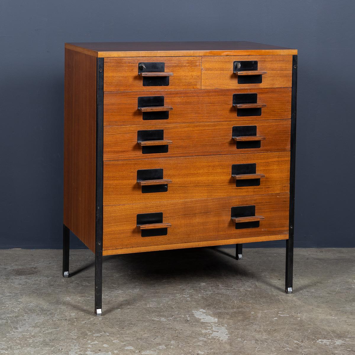 Commode en bois italien épuré du XXe siècle, réalisée par Ico Parisi pour Mim Roma, principal défenseur du design mobilier minimal et conceptuel dans les années 1950.

Ico Parisi (1916-1996) était un architecte et designer italien influent dont le