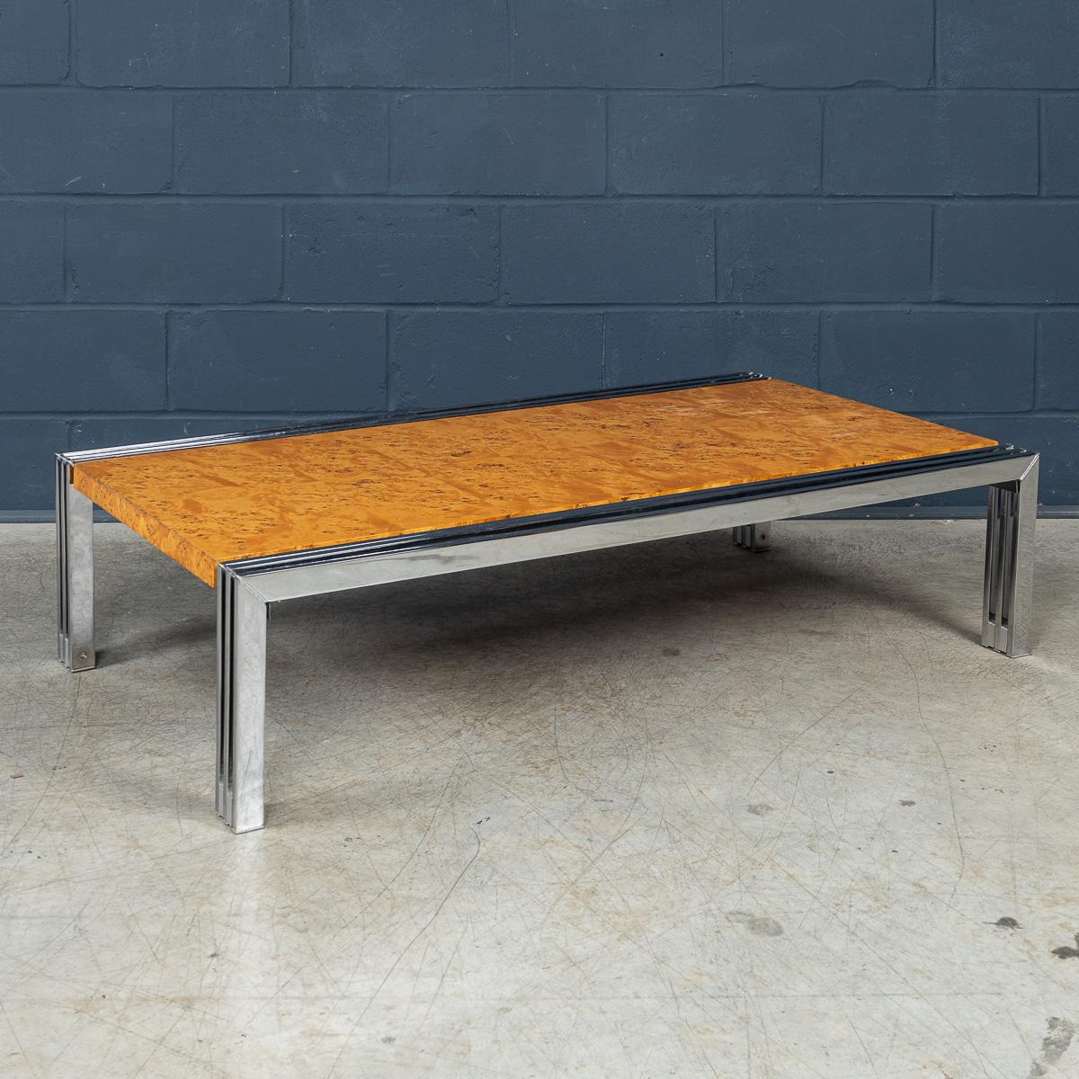 Dieser auffällige italienische Couchtisch aus der Zeit um 1980 ist eine Verschmelzung von luxuriösen MATERIALEN und modernem Design mit klaren Linien. Die Kombination aus der Wärme des Wurzelholzes und der Kühle des Chroms ist ein Beispiel für die