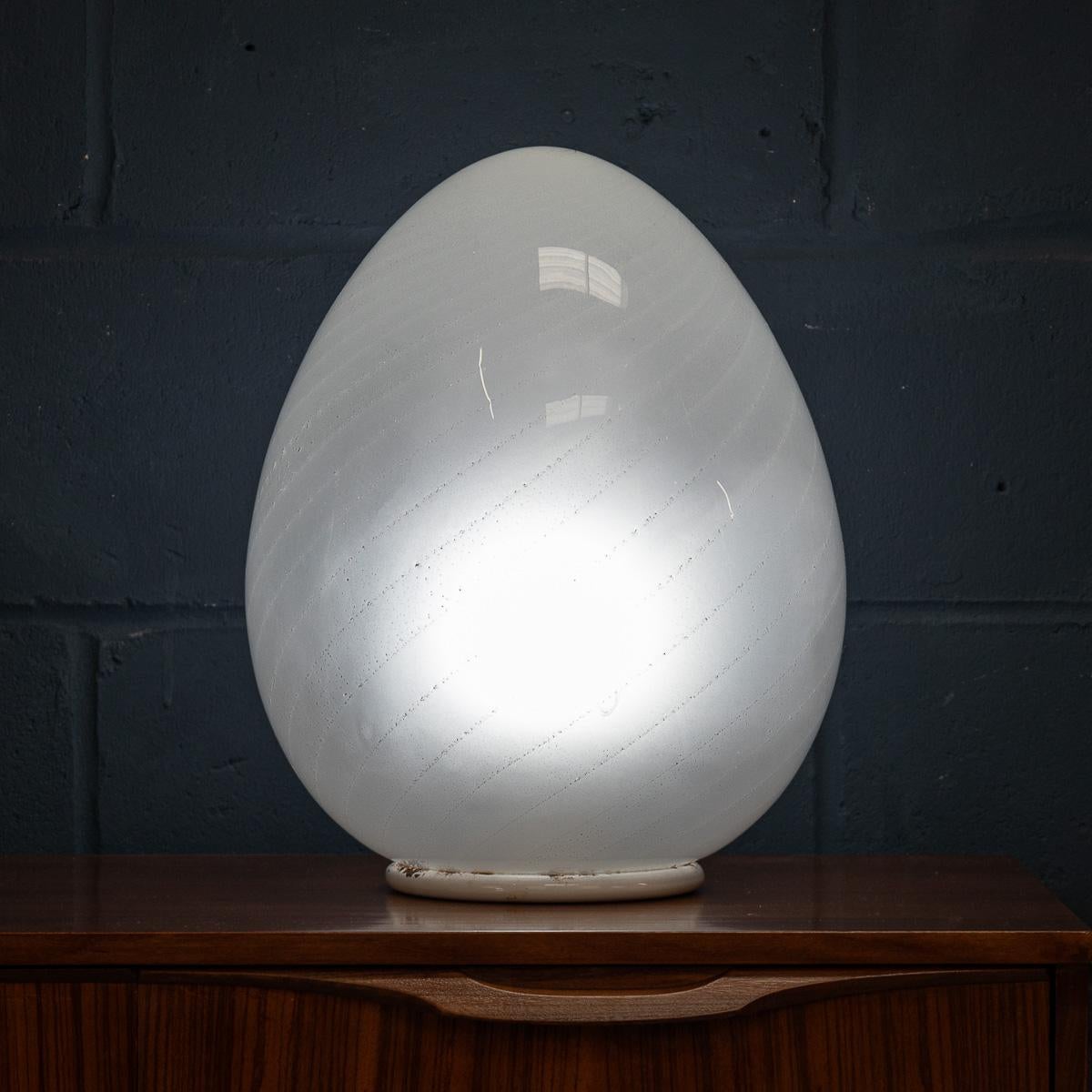 Vintage Siglo XX Lámpara de mesa italiana en forma de huevo, Murano c.1980 Otro en venta