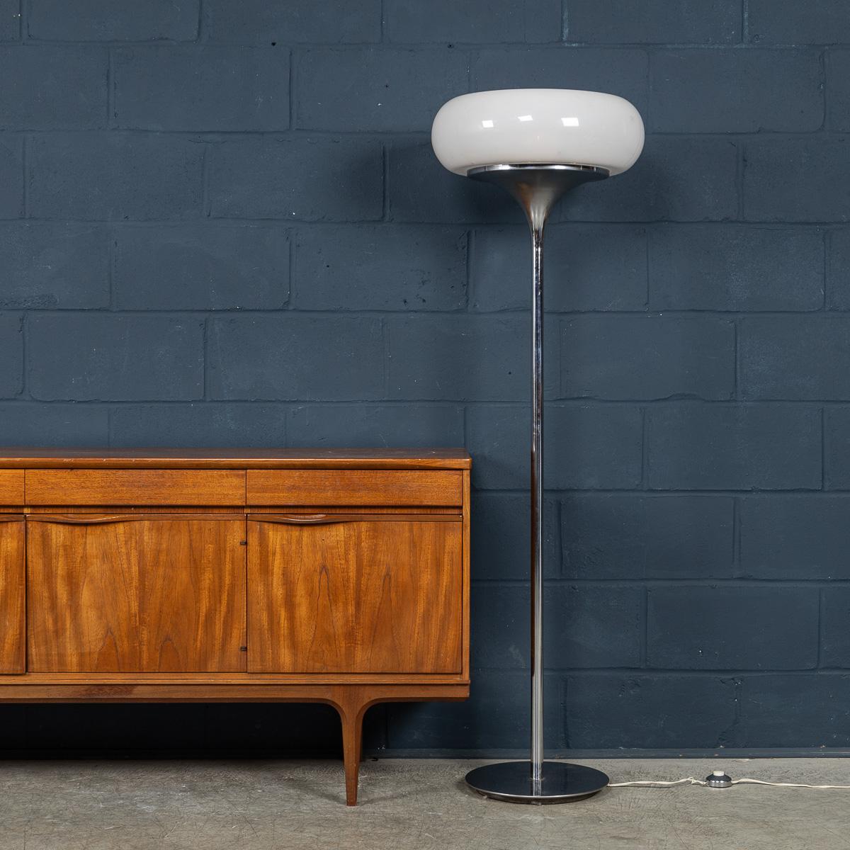 Llamativa lámpara de pie vintage diseñada por Harvey Guzzini para Guzzini, Italia, que data de la década de 1970. Esta pieza icónica muestra las líneas limpias y la sensibilidad futurista típicas del diseño italiano de la época. La lámpara tiene una