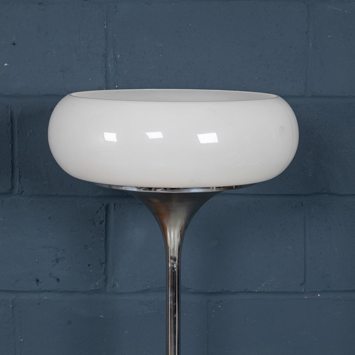 Lámpara de pie italiana vintage del siglo XX de Harvey Guzzini para Guzzini c.1970 Italiano en venta