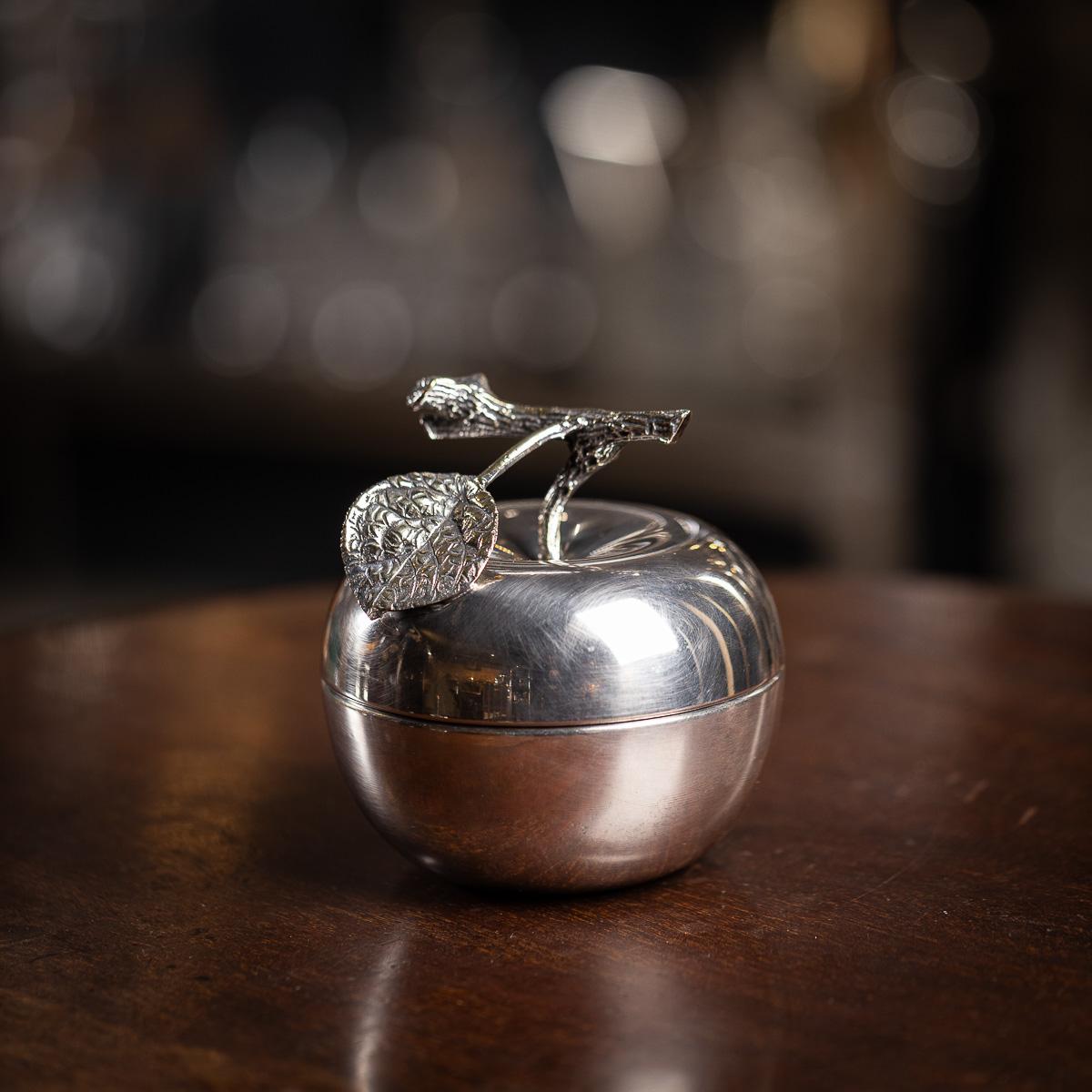 Vintage 20ème siècle, plat italien en métal poli et verre en forme de pomme. A l'intérieur, un revêtement en verre. Le plat est orné d'une feuille et d'une tige, formant de manière réaliste un merveilleux accessoire de table.

CONDITION
En très bon