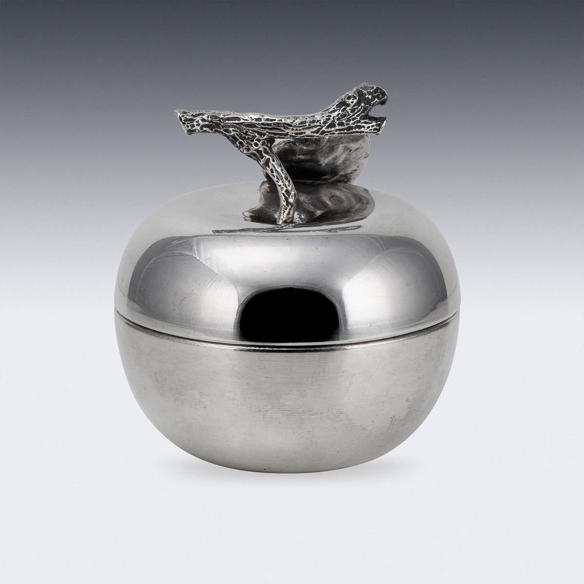 Plat italien du 20ème siècle en métal poli et verre avec couvercle à pomme, vers 1960 Bon état - En vente à Royal Tunbridge Wells, Kent