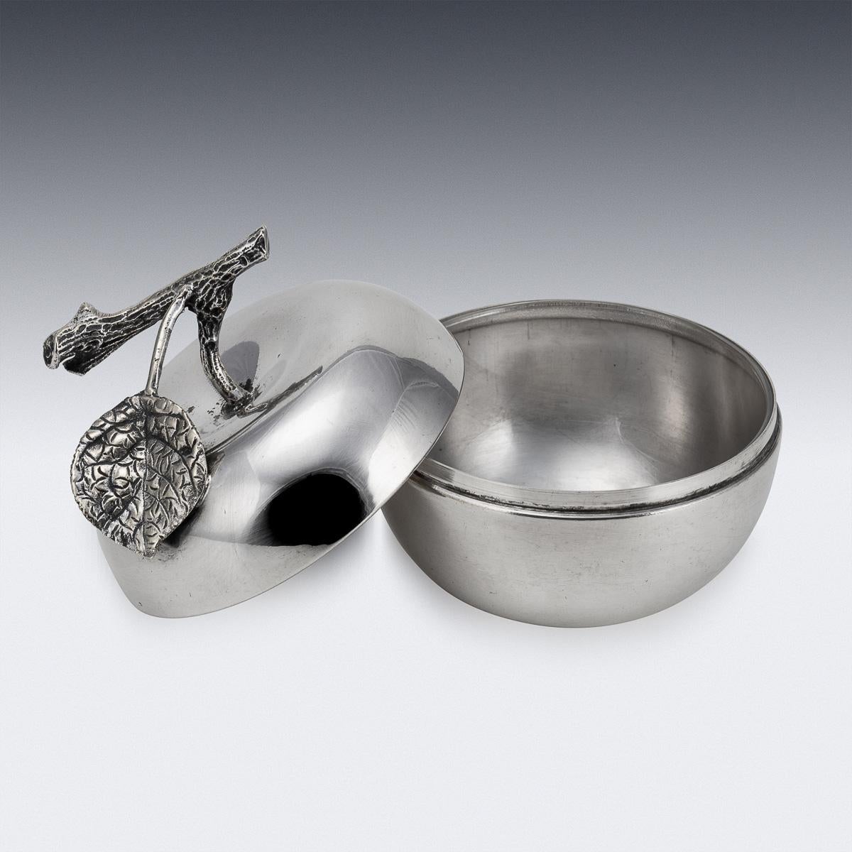 20ième siècle Plat italien du 20ème siècle en métal poli et verre avec couvercle à pomme, vers 1960 en vente