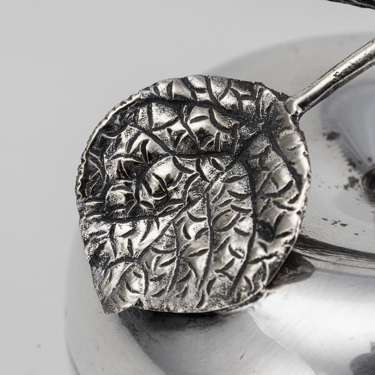 Plaqué argent Plat italien du 20ème siècle en métal poli et verre avec couvercle à pomme, vers 1960 en vente