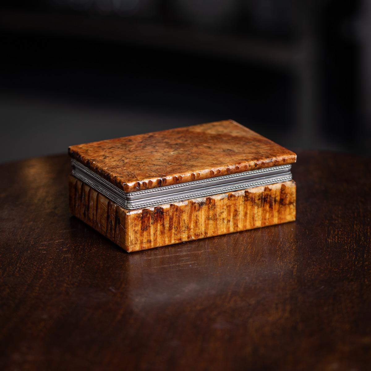 Superbe boîte à cigarettes en marbre massif italien du 20e siècle, fabriquée en marbre Rosso Verona. Il est taillé dans un design épuré et doté d'un mécanisme d'ouverture et de fermeture en métal blanc aux motifs délicats.

CONDITION
En très bon