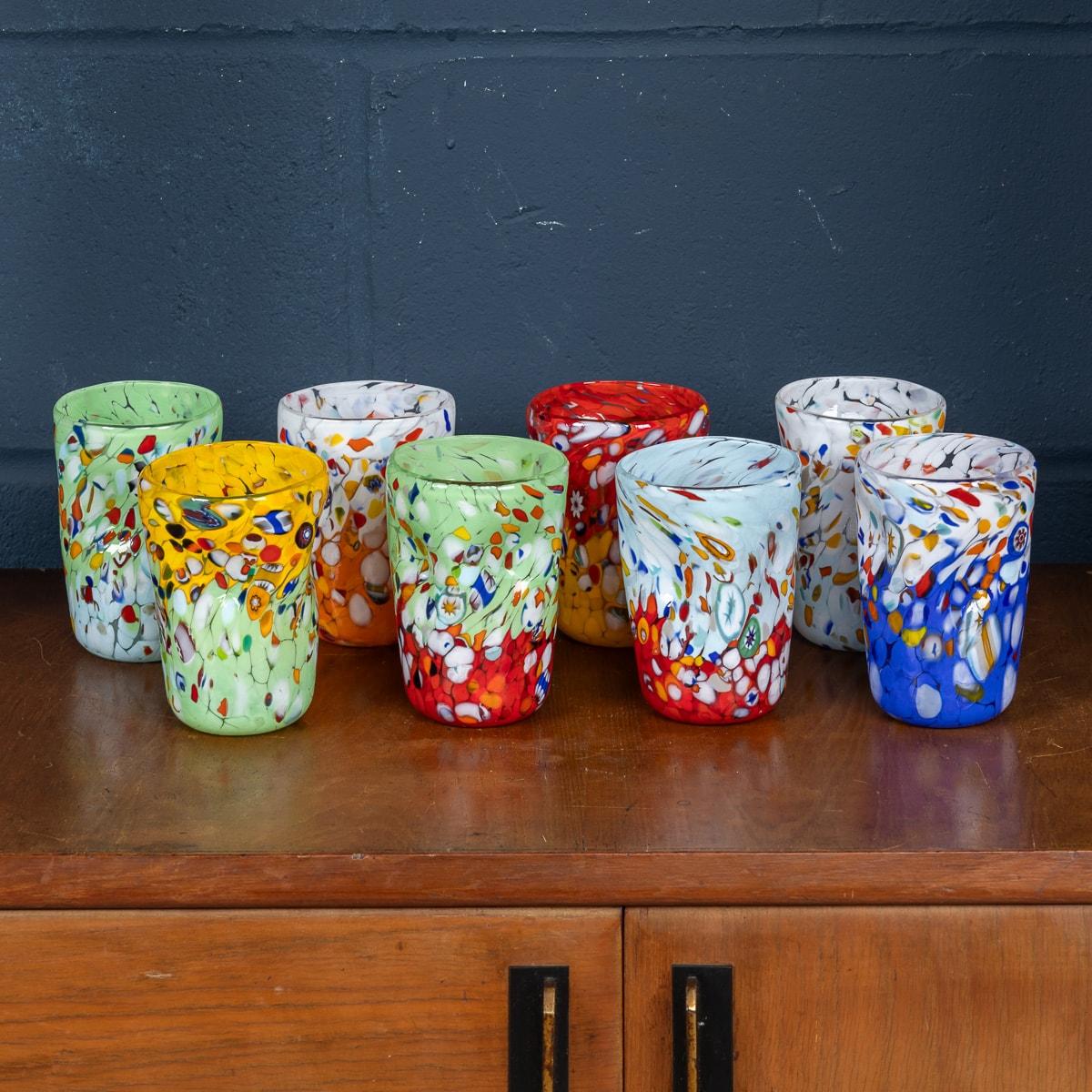 Laissez-vous séduire par le savoir-faire raffiné de cet ensemble exquis composé de 8 verres à boire fabriqués à la main à Murano et ornés de détails Millefiori multicolores et murrina. Méticuleusement fabriqué par les artisans de Murano, chaque