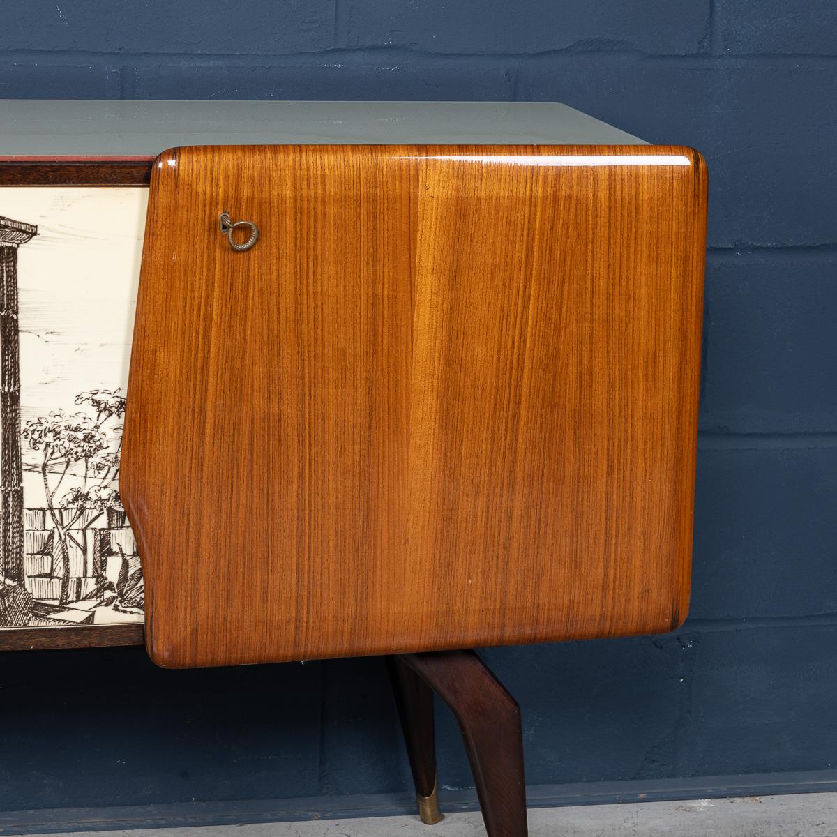 Aparador italiano antiguo del siglo XX a la manera de Vittorio Dassi c.1960 en venta 4