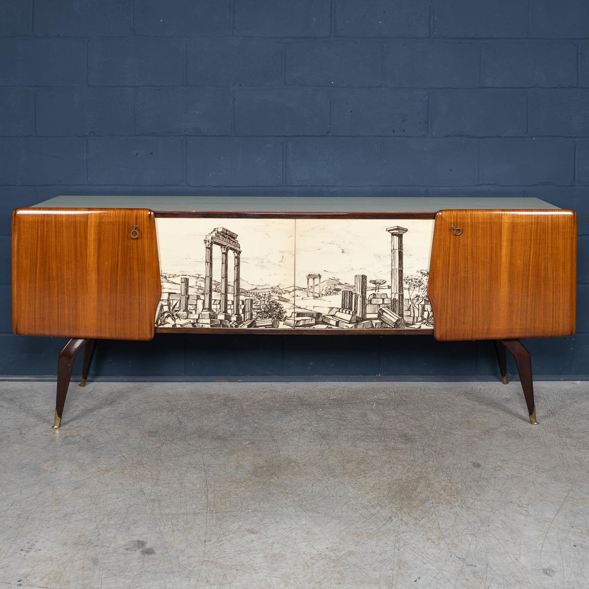 Este aparador italiano excepcionalmente elegante, fabricado en la década de 1960, combina el estilo Art Déco con la sensibilidad de la modernidad de mediados de siglo. Su fachada, elaborada con una impresionante chapa de madera, presenta un