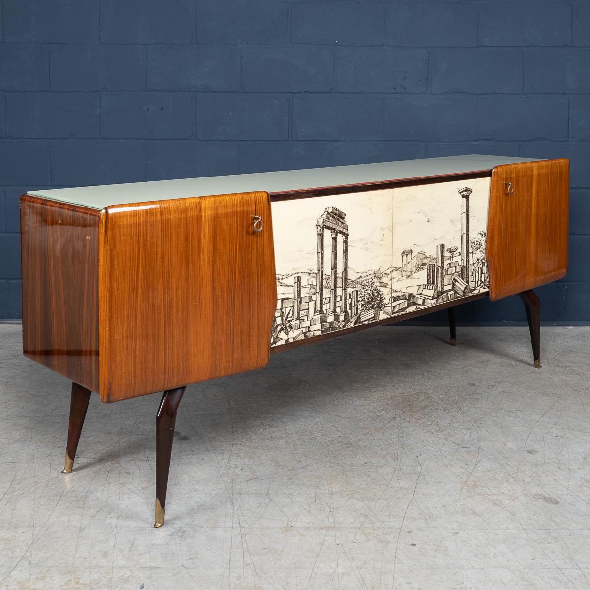 Aparador italiano antiguo del siglo XX a la manera de Vittorio Dassi c.1960 Italiano en venta