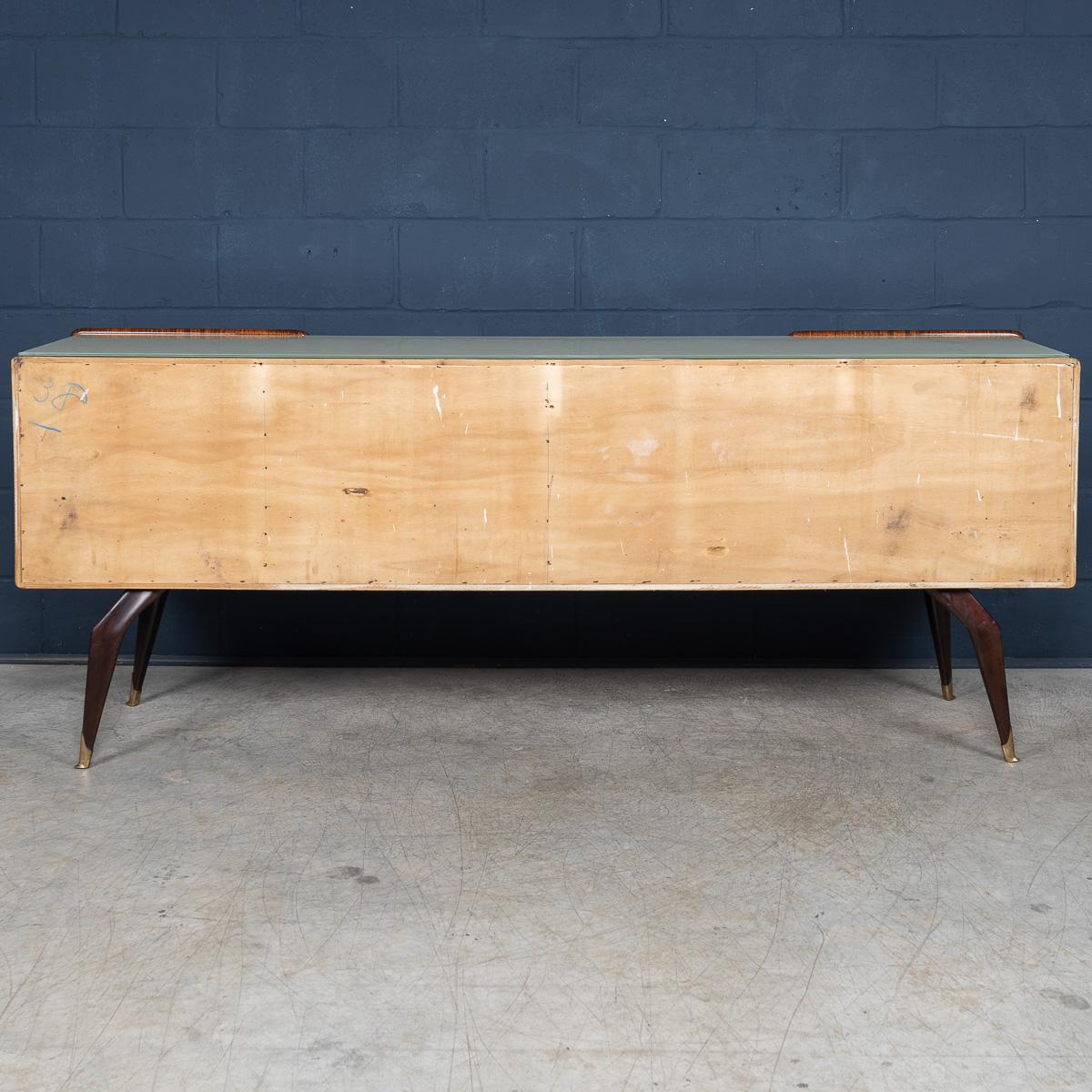 Aparador italiano antiguo del siglo XX a la manera de Vittorio Dassi c.1960 Vidrio opalino en venta