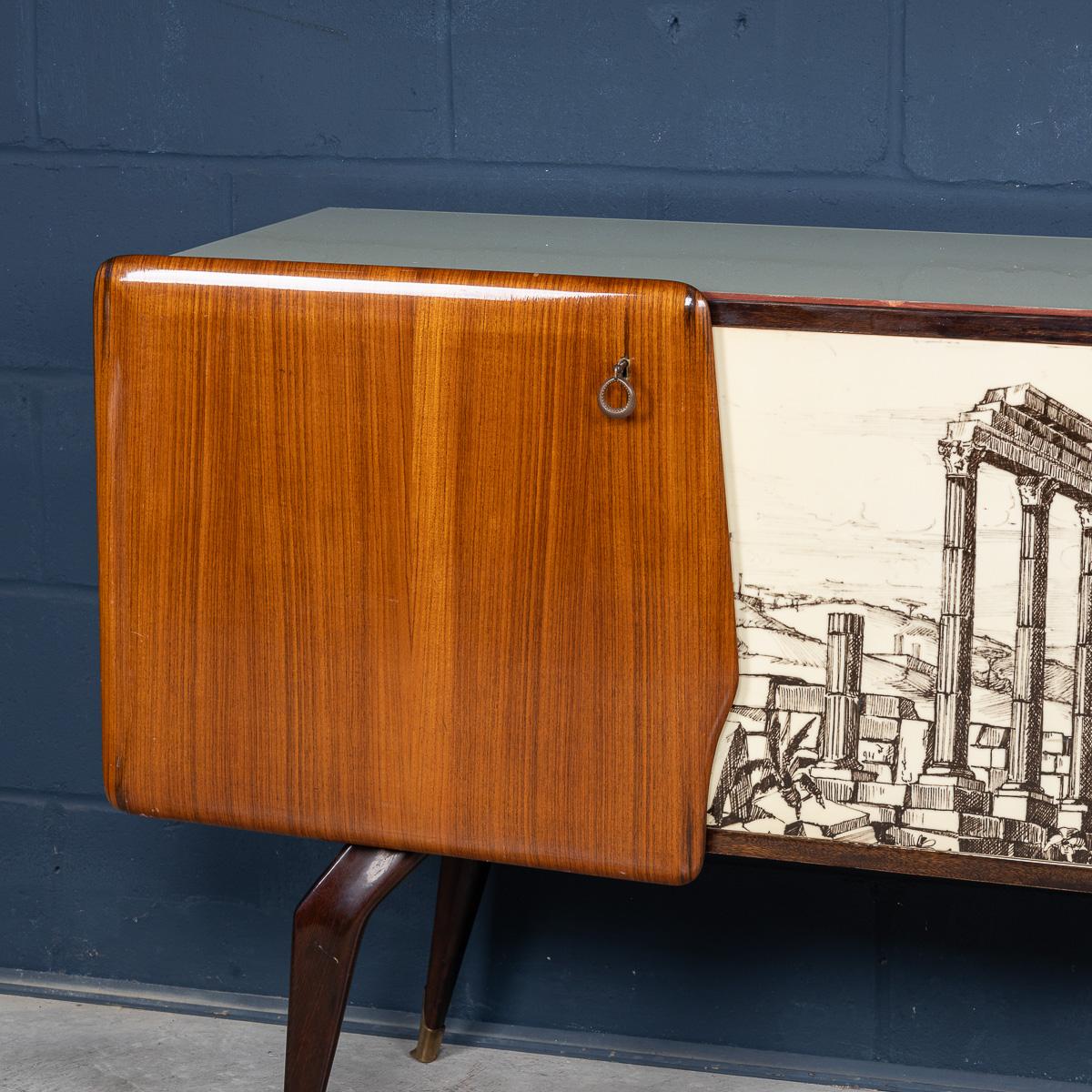 Aparador italiano antiguo del siglo XX a la manera de Vittorio Dassi c.1960 en venta 1