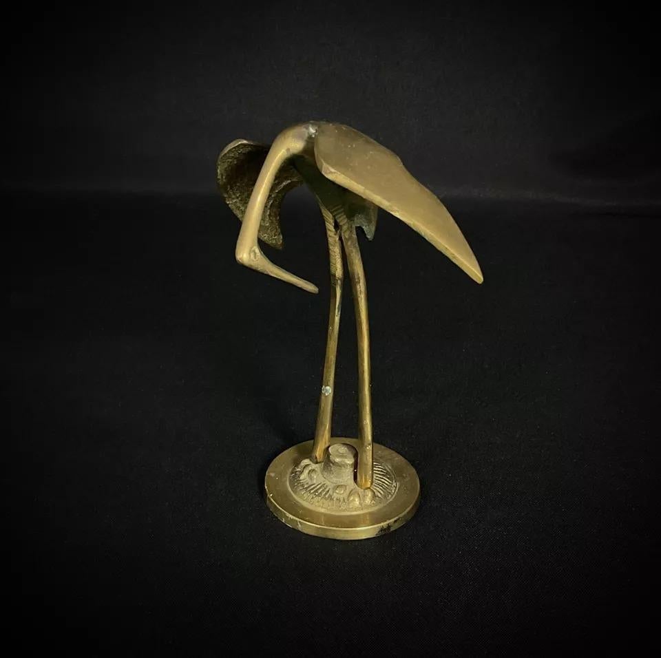 Questa elegante scultura di gru giapponese del XX secolo è realizzata in ottone e offre un accento sofisticato a qualsiasi arredamento. Perfetta per i collezionisti di arte asiatica vintage o per chiunque voglia aggiungere un pezzo unico e simbolico
