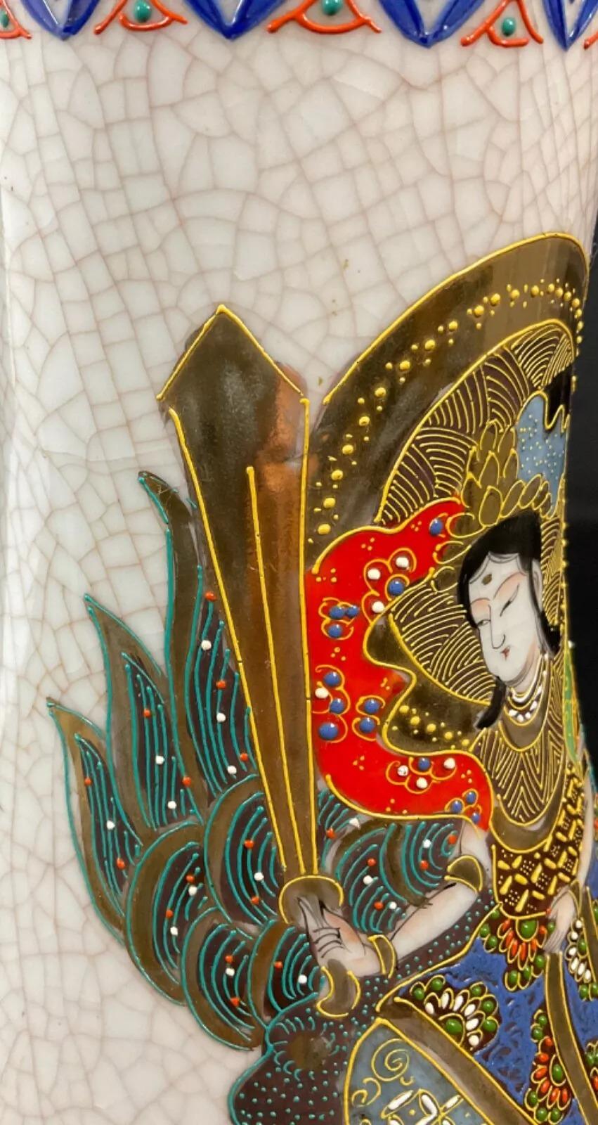 Questo vaso vintage giapponese cloisonné e smalto crepla del XX secolo è un pezzo d'arte straordinario. Con un'altezza di 31,5 cm e un diametro di 17 cm, questo elegante vaso pesa 2,024 kg e presenta un design intricato e una lavorazione artigianale
