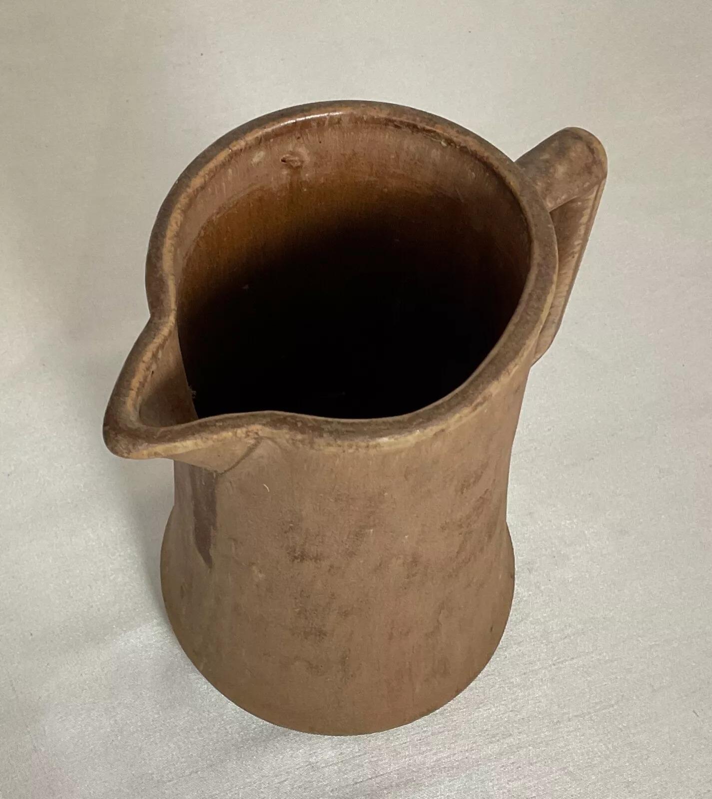 Ajoutez un charme rustique à votre espace avec ce pichet en céramique marron antique, fabriqué au 20e siècle. D'une hauteur de 7,87 pouces, d'une longueur de 6,30 pouces et d'un diamètre de 5,12 pouces (20 cm x 16 cm x 13 cm), cette pièce pèse 2,16