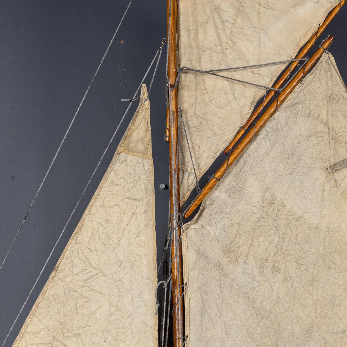 Vintage By, grande sloop inglese del 20° secolo con yacht da laghetto, 1940 ca. in vendita 3