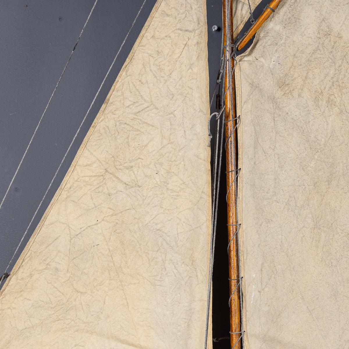 Vintage By, grande sloop inglese del 20° secolo con yacht da laghetto, 1940 ca. in vendita 4