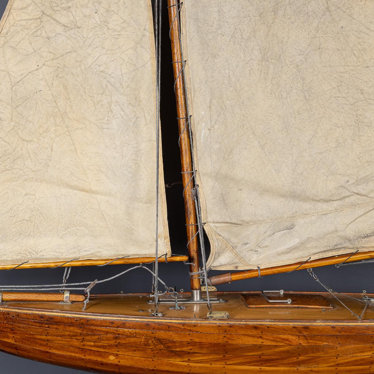 Vintage By, grande sloop inglese del 20° secolo con yacht da laghetto, 1940 ca. in vendita 5