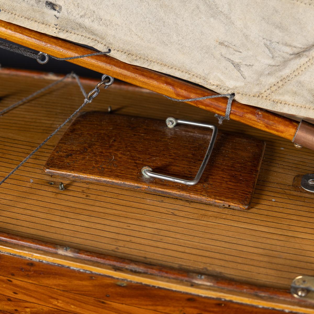 Vintage By, grande sloop inglese del 20° secolo con yacht da laghetto, 1940 ca. in vendita 9