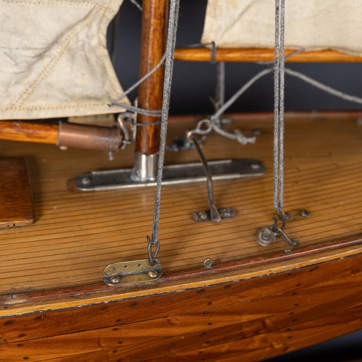 Vintage By, grande sloop inglese del 20° secolo con yacht da laghetto, 1940 ca. in vendita 11