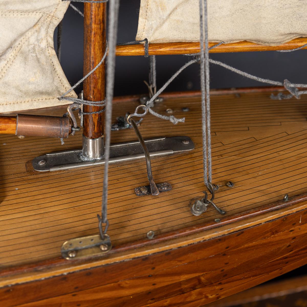 Vintage By, grande sloop inglese del 20° secolo con yacht da laghetto, 1940 ca. in vendita 12