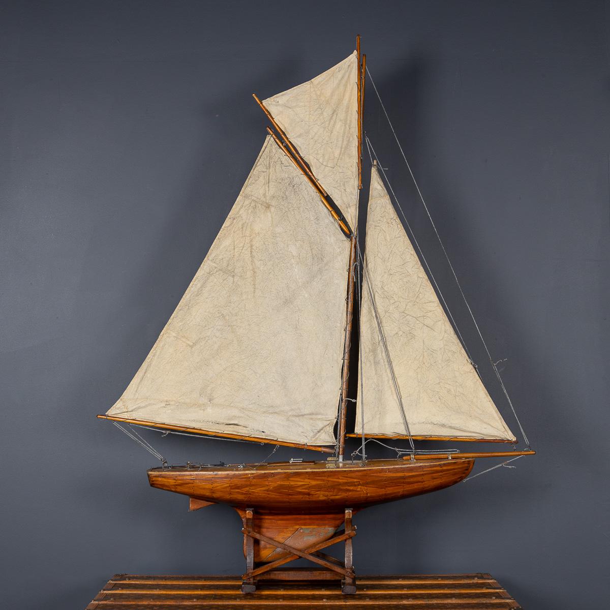Altro Vintage By, grande sloop inglese del 20° secolo con yacht da laghetto, 1940 ca. in vendita