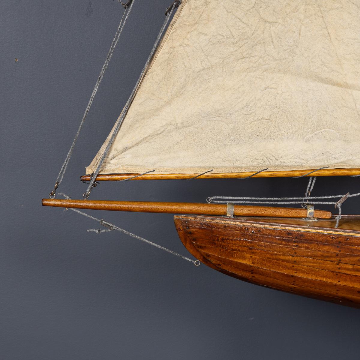 Britannico Vintage By, grande sloop inglese del 20° secolo con yacht da laghetto, 1940 ca. in vendita