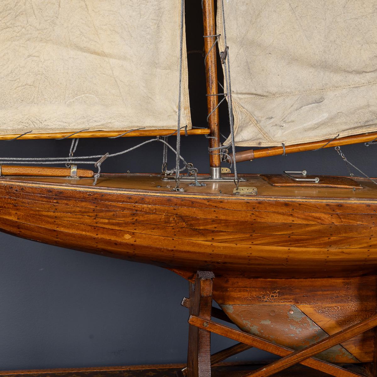 Vintage By, grande sloop inglese del 20° secolo con yacht da laghetto, 1940 ca. In condizioni buone in vendita a Royal Tunbridge Wells, Kent