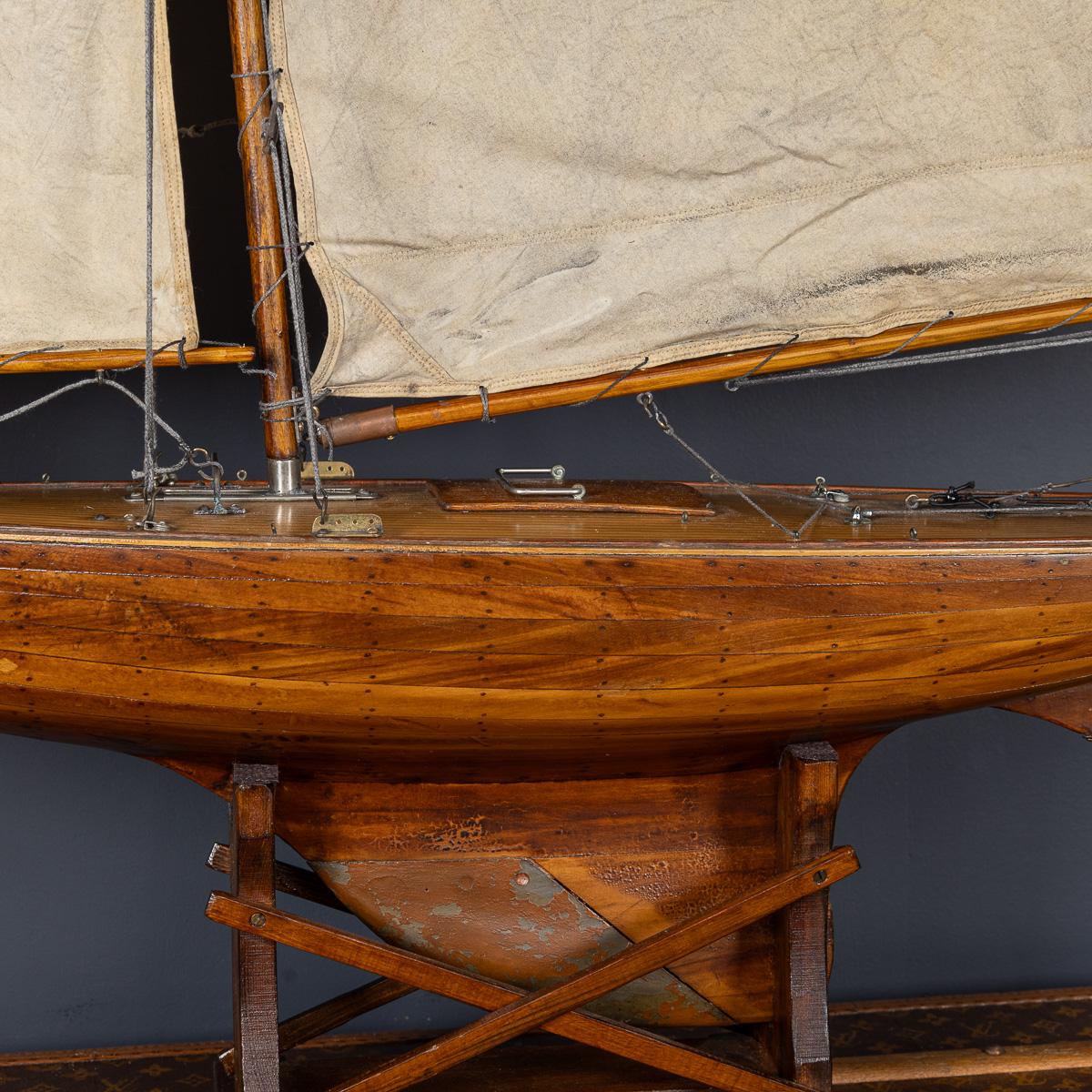 XX secolo Vintage By, grande sloop inglese del 20° secolo con yacht da laghetto, 1940 ca. in vendita