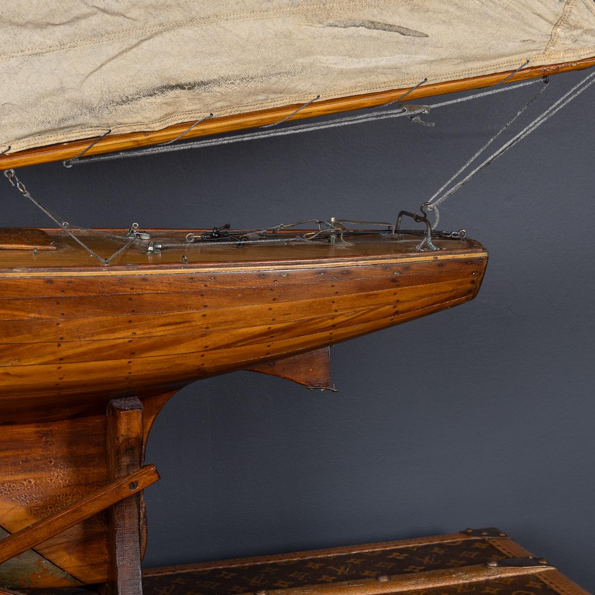 Tessuto Vintage By, grande sloop inglese del 20° secolo con yacht da laghetto, 1940 ca. in vendita