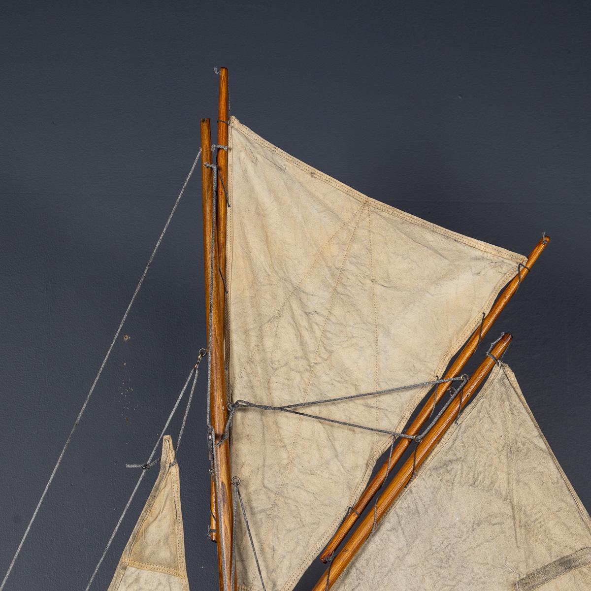 Vintage By, grande sloop inglese del 20° secolo con yacht da laghetto, 1940 ca. in vendita 1