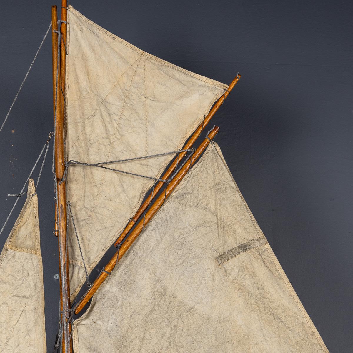 Vintage By, grande sloop inglese del 20° secolo con yacht da laghetto, 1940 ca. in vendita 2