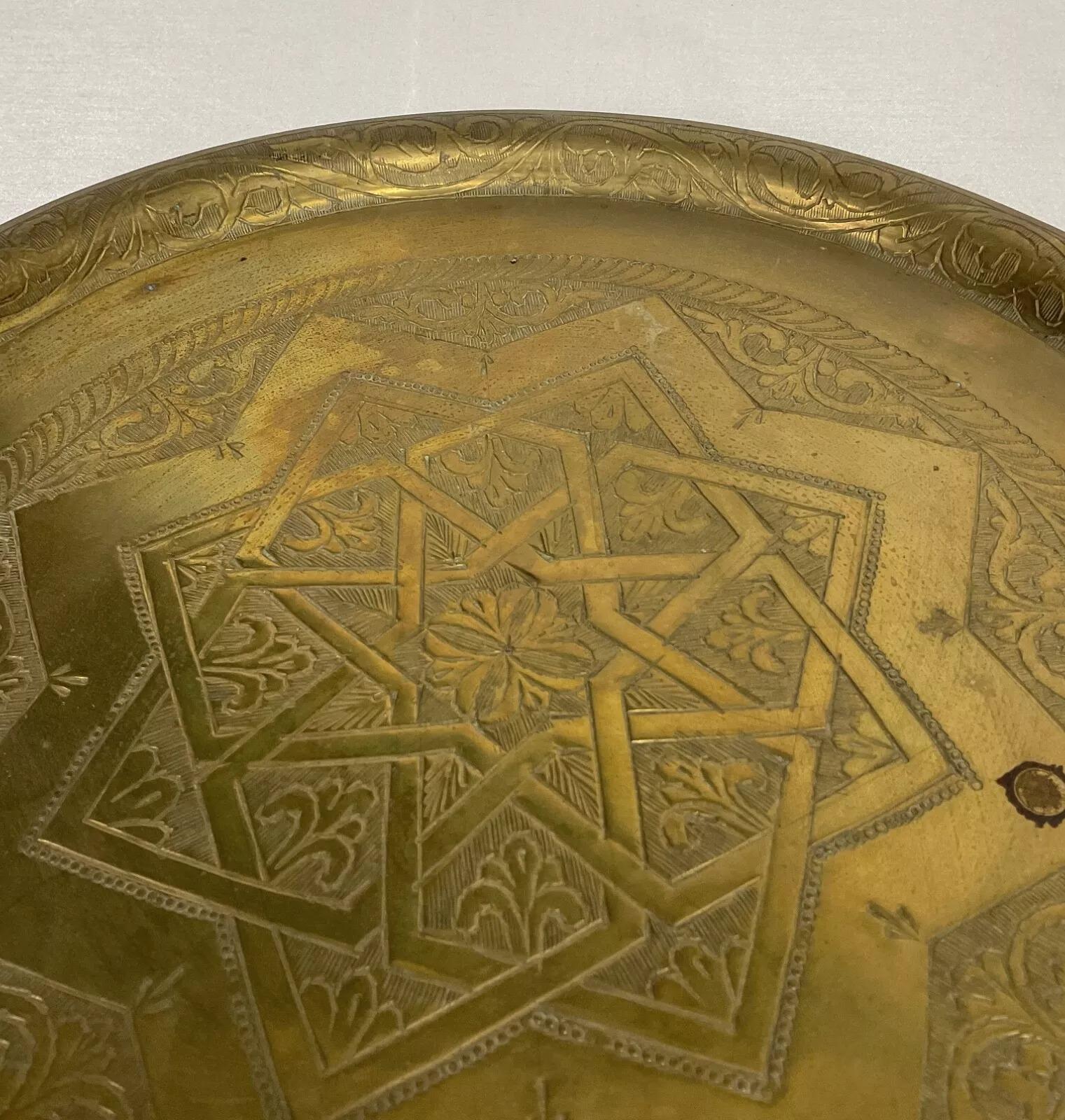 Vintage 20th Century Large Oriental Brass Plate – Floral Engraved Design - 2Y485 In Fair Condition For Sale In Bordeaux, FR