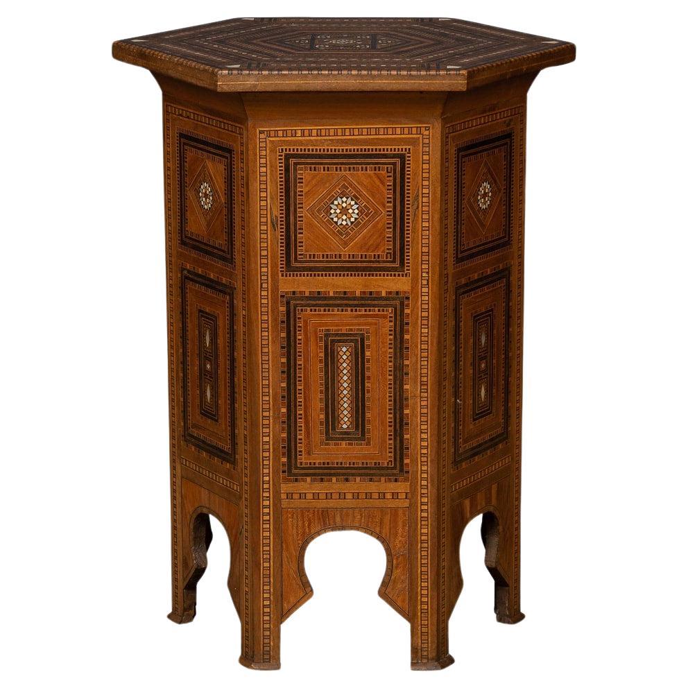 Table hexagonale incrustée lévantine vintage du 20ème siècle, vers 1950