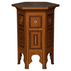 Mesa vintage levantina del siglo XX con incrustaciones hexagonales c.1950