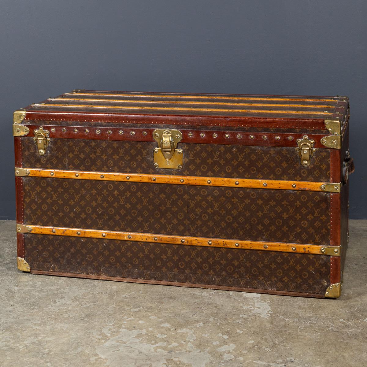 Un baule Monogram di Louis Vuitton dei primi del Novecento. Questo baule era l'oggetto indispensabile per ogni viaggiatore d'élite. Rivestito con la famosa tela LV Monogram, trasuda stile ed eleganza. All'interno, un vassoio a tutta lunghezza, un