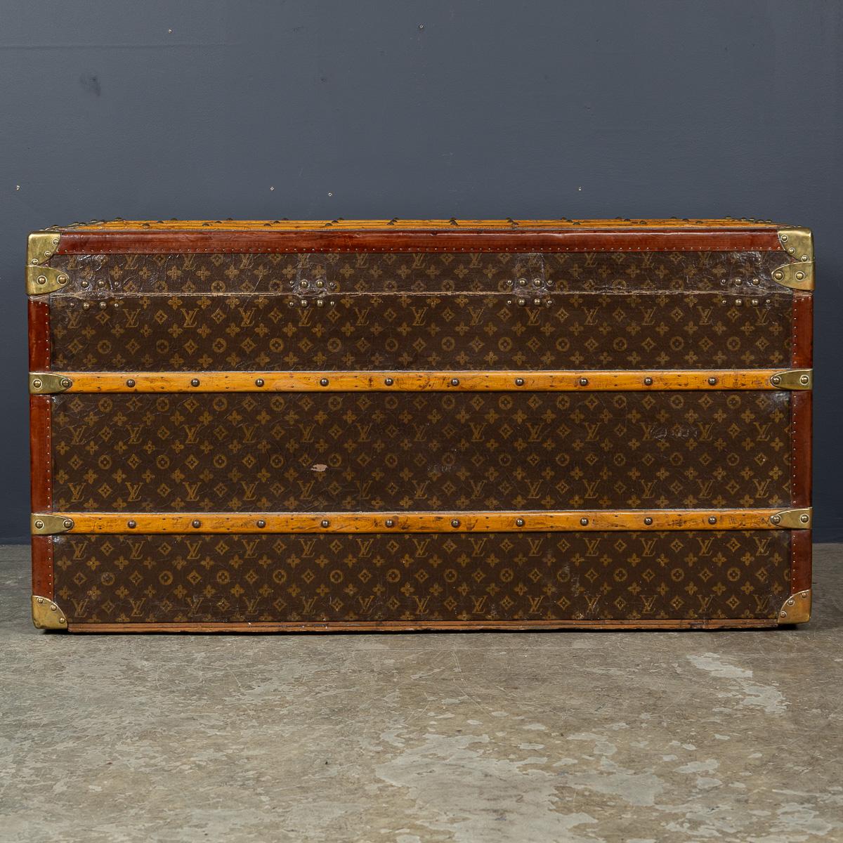 Baule Louis Vuitton d'epoca del XX secolo in tela Monogram, Francia c.1926 In condizioni buone in vendita a Royal Tunbridge Wells, Kent