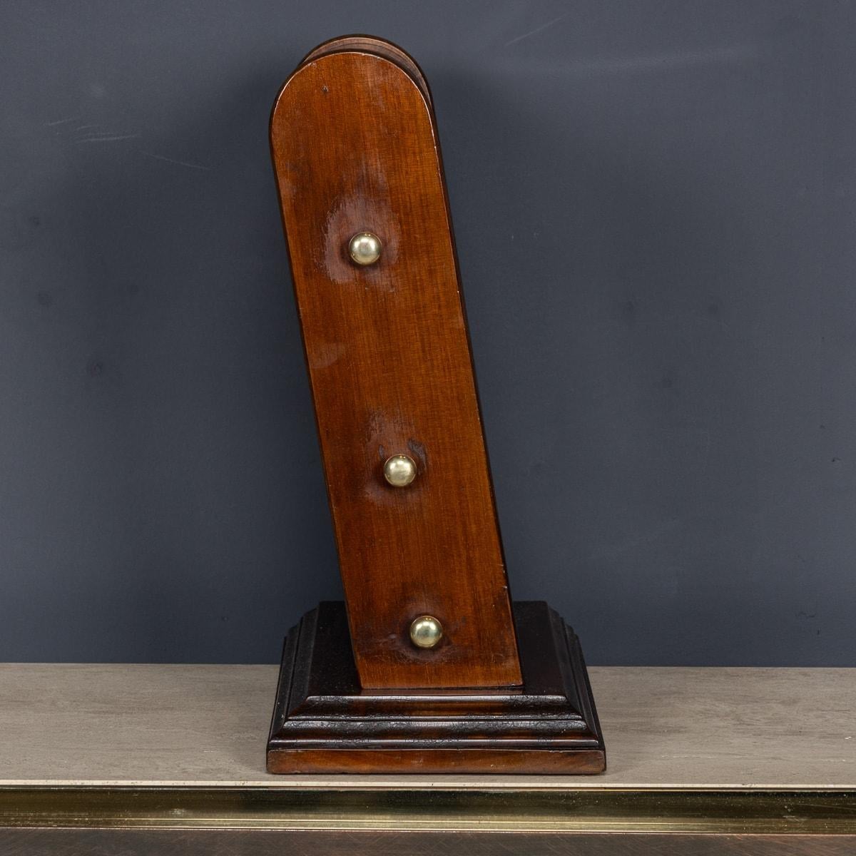 Vintage 20th Century Mahogany & Brass Perpetual Desk Calendar c.1950 In Good Condition For Sale In Royal Tunbridge Wells, Kent