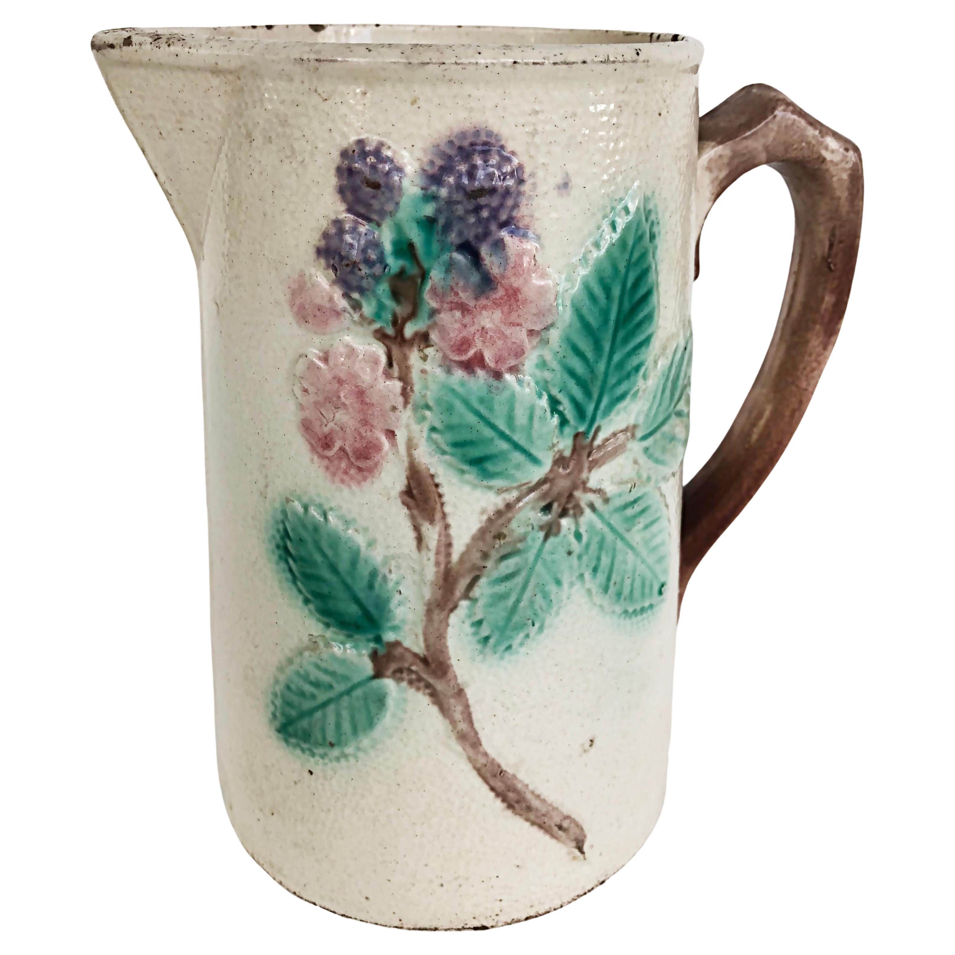 Vintage-Majolika-Krug des 20. Jahrhunderts mit Blumenblattmuster und Beeren im Angebot