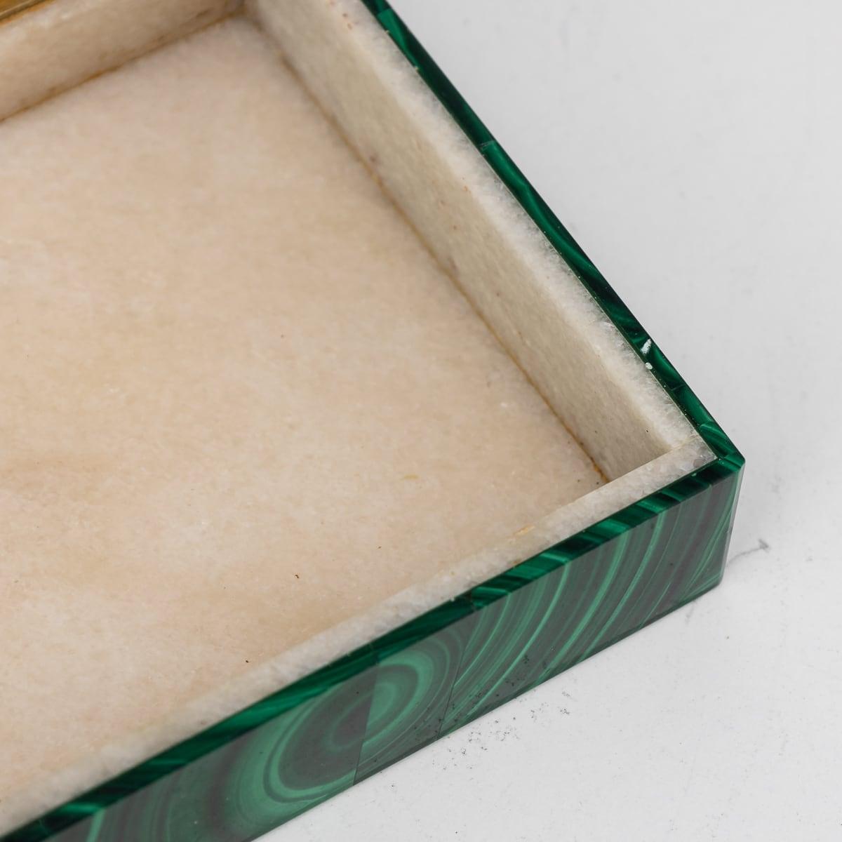 Boîte en pierre de malachite du 20ème siècle avec accents en laiton, vers 1960 en vente 4