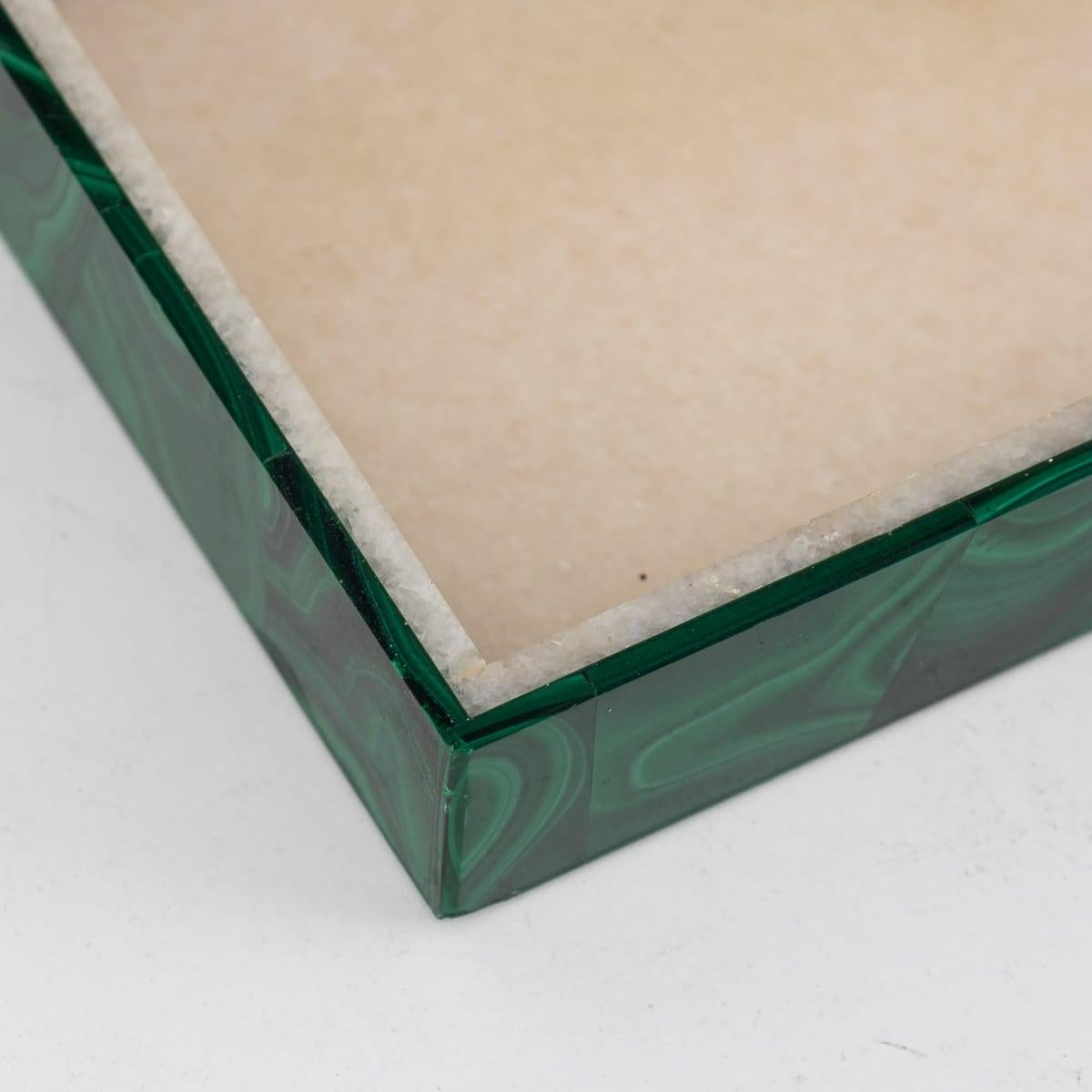 Boîte en pierre de malachite du 20ème siècle avec accents en laiton, vers 1960 en vente 5
