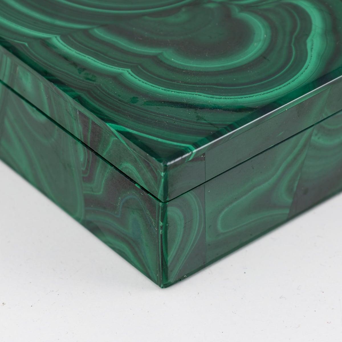 Boîte en pierre de malachite du 20ème siècle avec accents en laiton, vers 1960 en vente 6