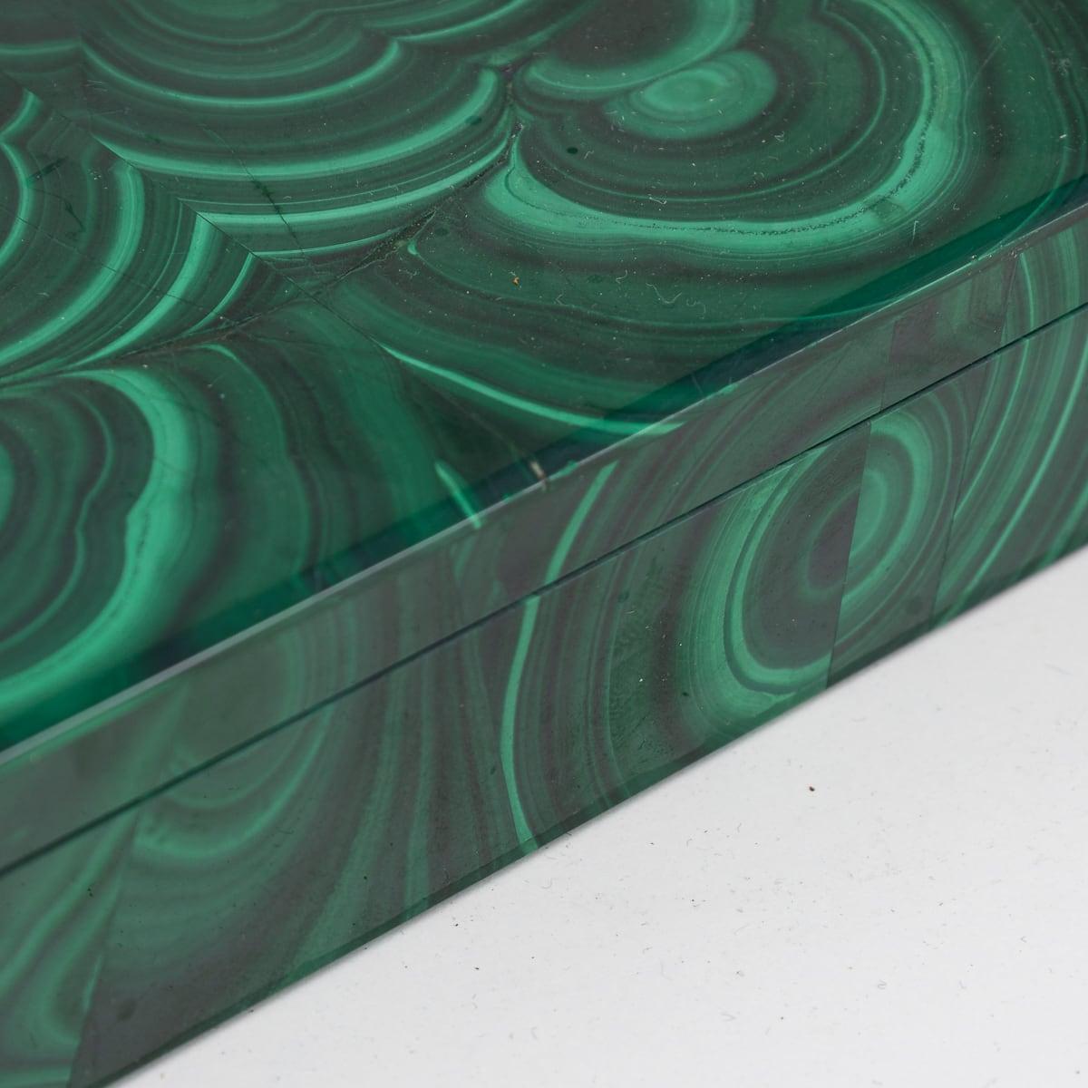Boîte en pierre de malachite du 20ème siècle avec accents en laiton, vers 1960 en vente 7