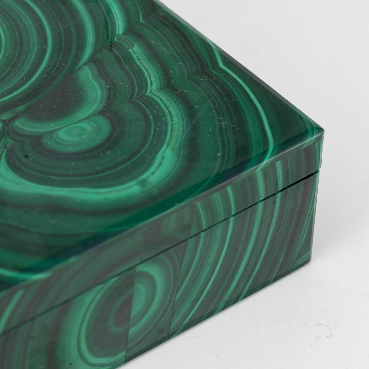 Boîte en pierre de malachite du 20ème siècle avec accents en laiton, vers 1960 en vente 8